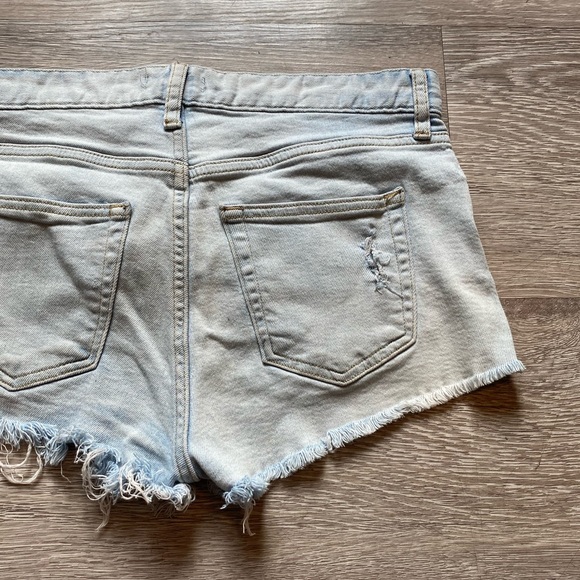 H&M • Distressed Jean Shorts • Size 6 • Light Denim with Frayed Hems - Picture 7 of 12